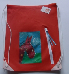 rood rugtasje met paard opdruk